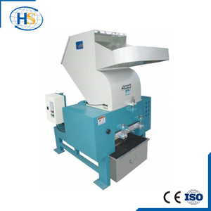 Máquina trituradora en la línea de pelleting de reciclaje de plástico.